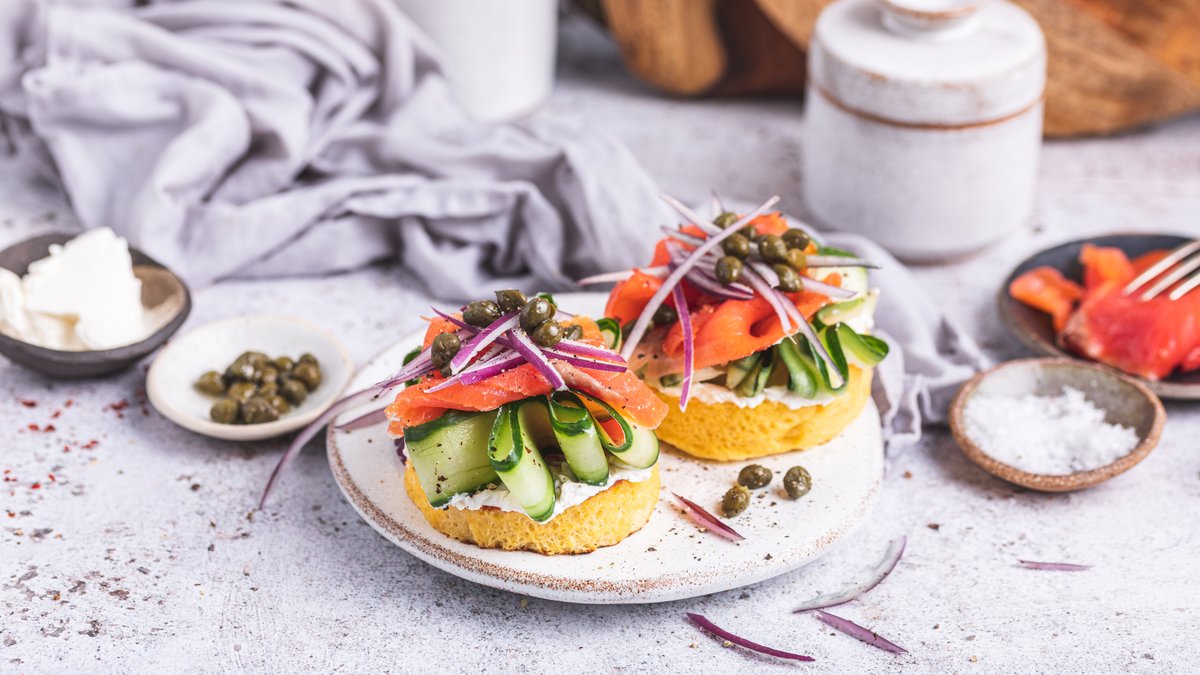 Proteinbröd med rökt lax och kapris
