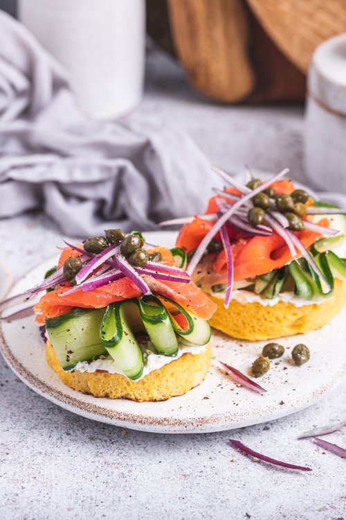 Proteinbröd med rökt lax och kapris