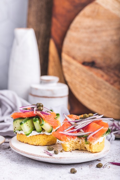Proteinbröd med rökt lax och kapris