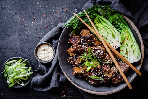 Tofubowl med vitlök och sesamfrön