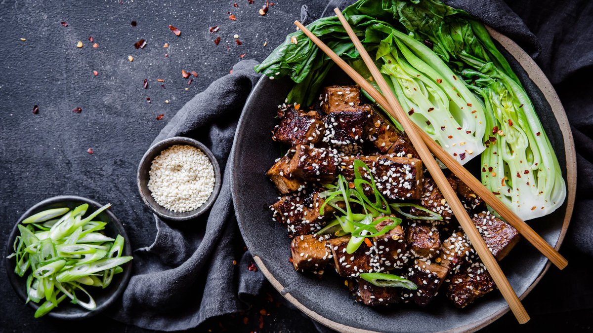 Tofubowl med vitlök och sesamfrön