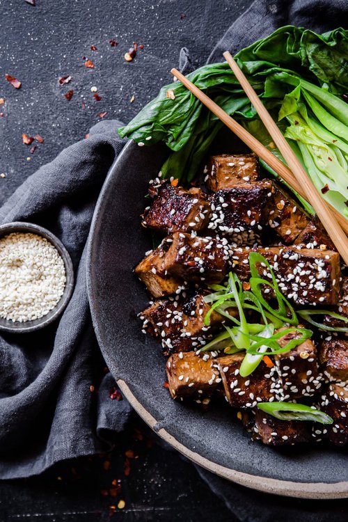Tofubowl med vitlök och sesamfrön