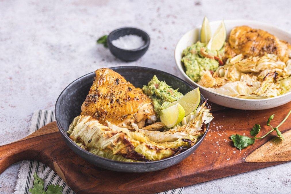 Ugnsbakade kycklinglår med guacamole och rostad vitkål