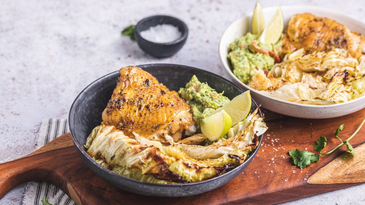 Ugnsbakade kycklinglår med guacamole och rostad vitkål