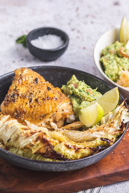 Ugnsbakade kycklinglår med guacamole och rostad vitkål