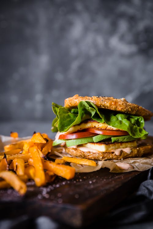 Halloumi burger with rutabaga fries