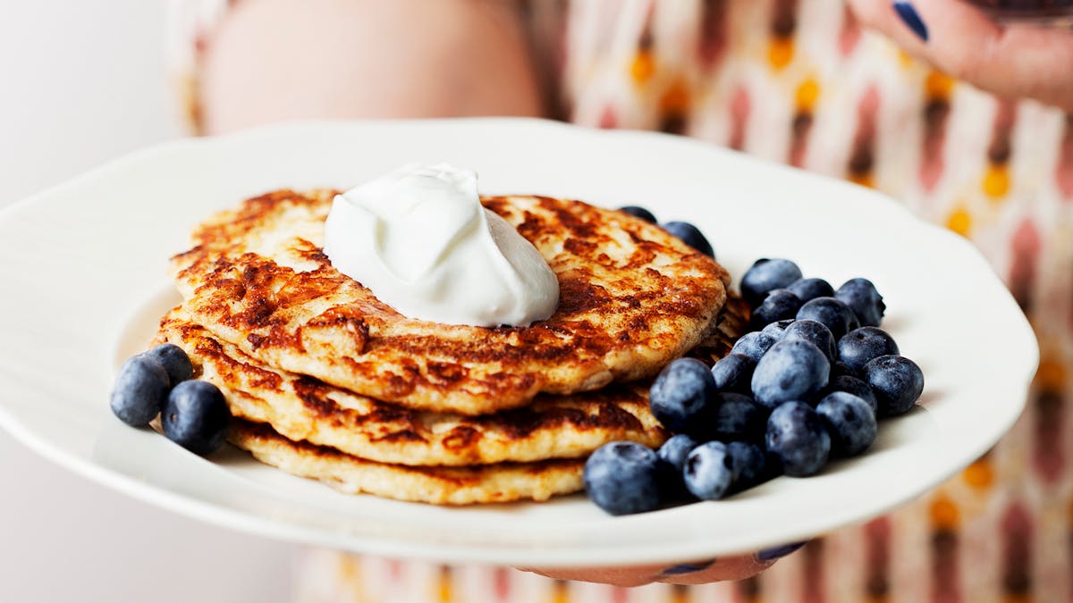 Low-carb pancakes with berries and whipped cream