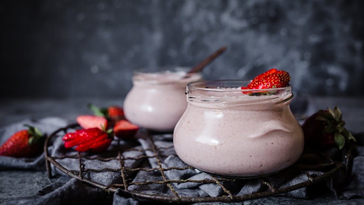 Low-carb coconut cream with berries