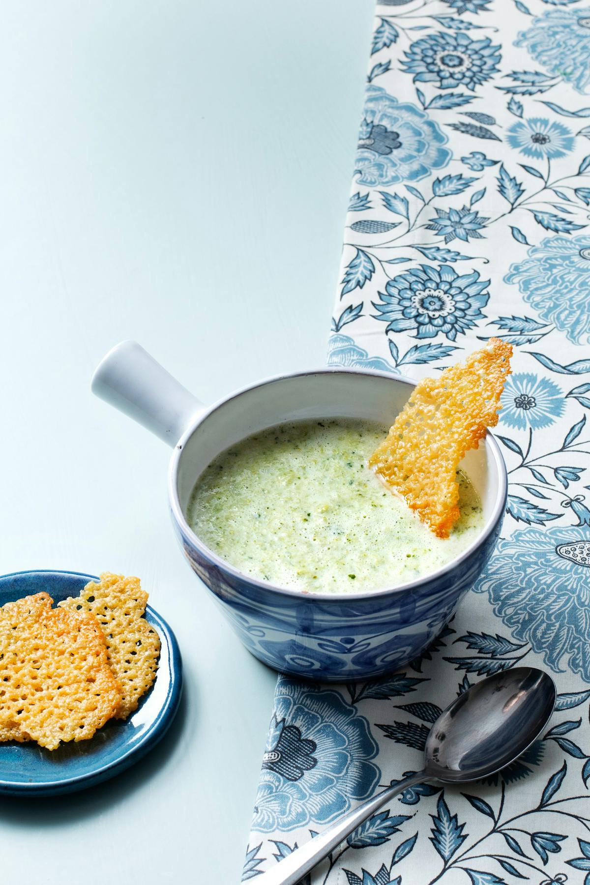 Creamy low carb broccoli and leek soup