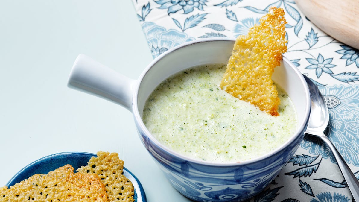 Creamy low-carb broccoli and leek soup