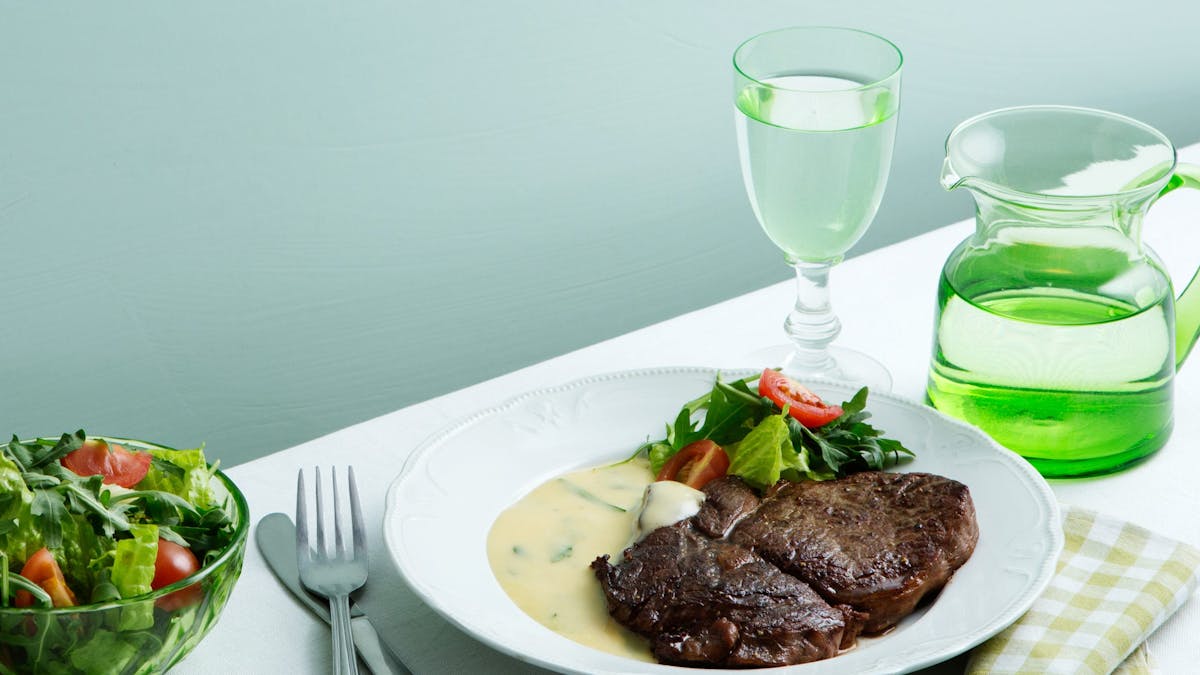 Keto steak with béarnaise sauce