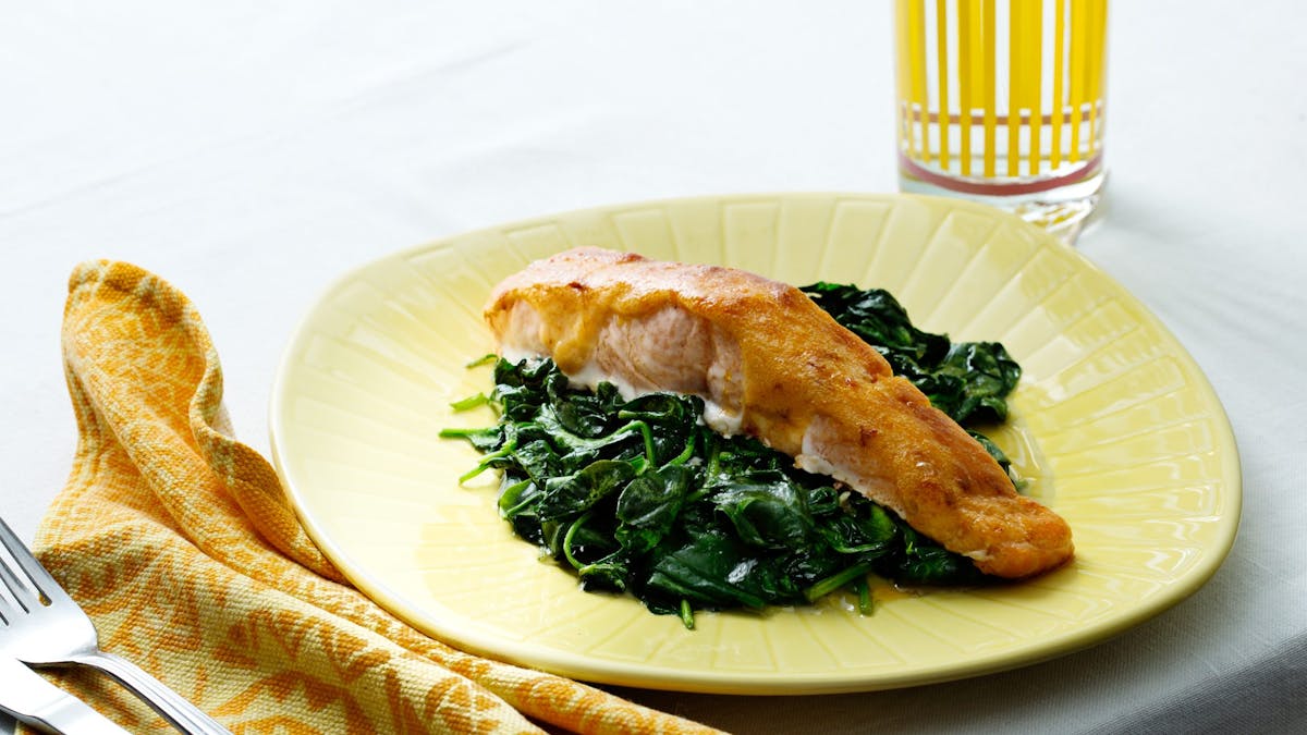 Keto chili-covered salmon with spinach