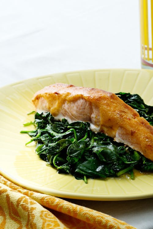 Keto chili-covered salmon with spinach