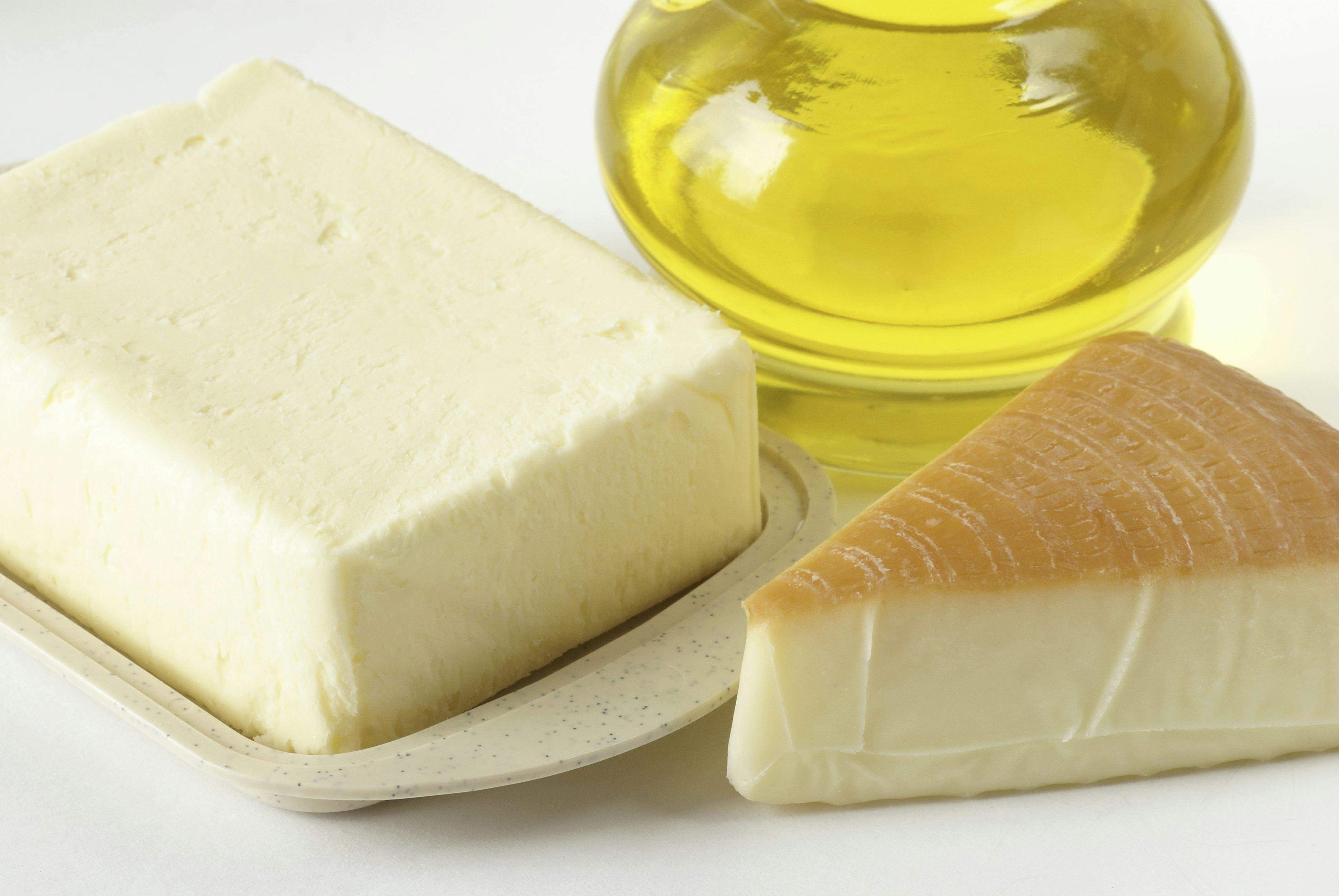 Почему жир твердый. Сыр в масле. Сыр и сливочное масло. Сырное масло. Масло сливочное и растительное.