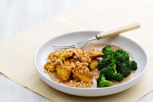 Thai chicken with satay sauce and broccoli