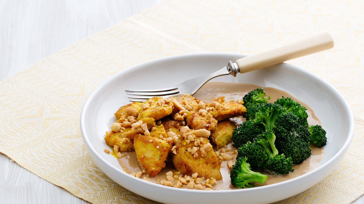 Thai chicken with satay sauce and broccoli