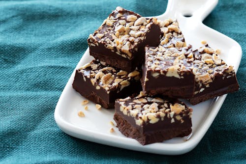 Low carb chocolate and peanut squares