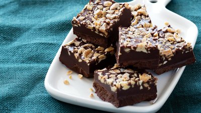 Low carb chocolate and peanut squares