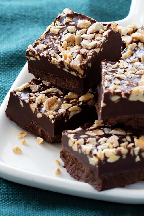 Low-carb chocolate and peanut squares