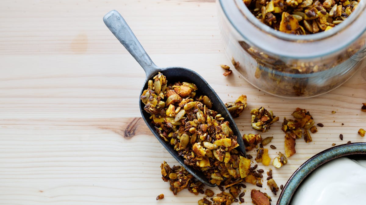 Golden low-carb granola