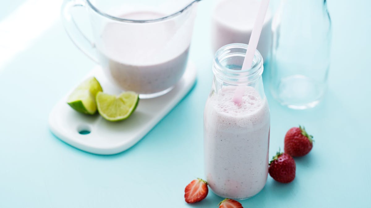 Low-carb strawberry smoothie