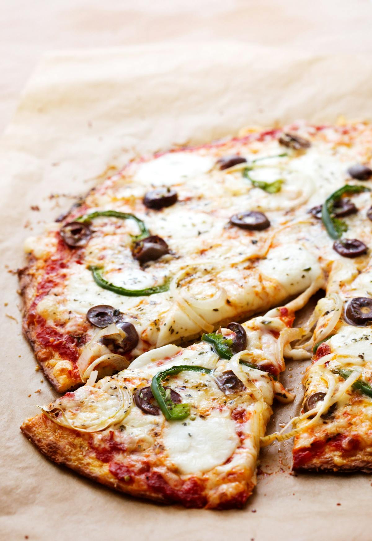 Low carb cauliflower pizza with green peppers and olives