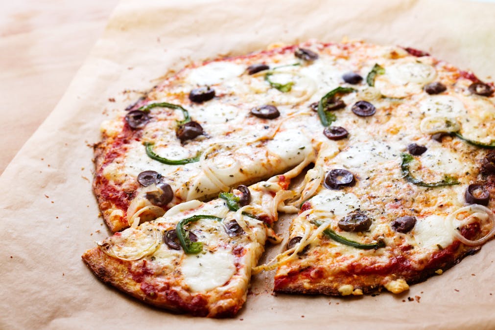 Low carb cauliflower pizza with green peppers and olives
