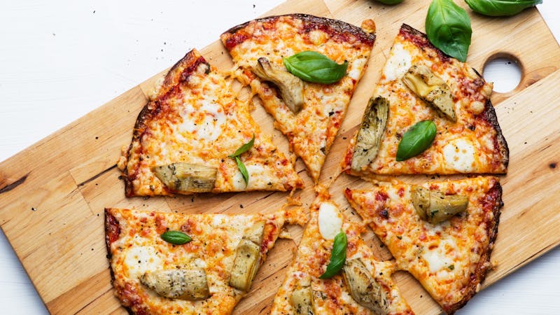 素食低碳水化合物花椰菜披萨配洋蓟