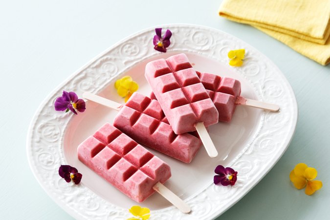 Low carb frozen yogurt popsicles