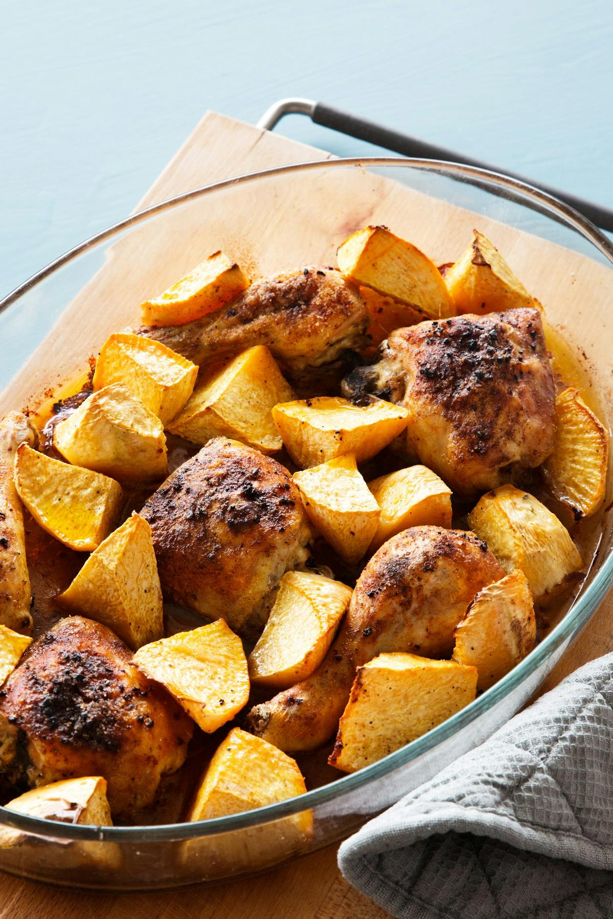 Oven-baked paprika chicken with rutabaga