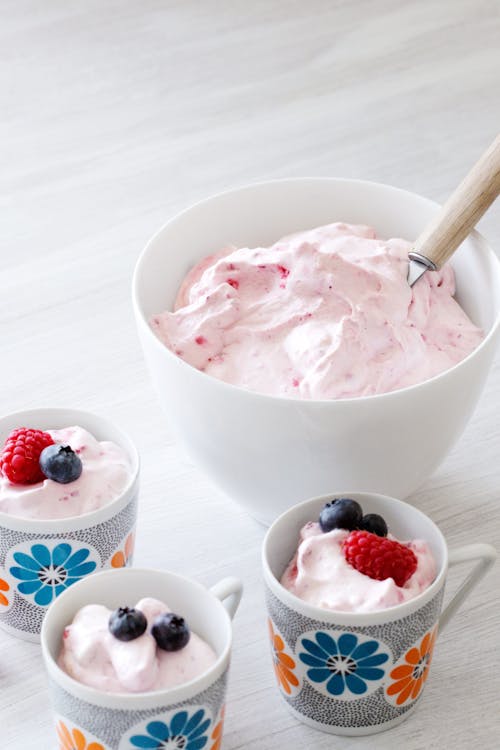 Crunchy keto berry mousse