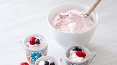 Crunchy keto berry mousse