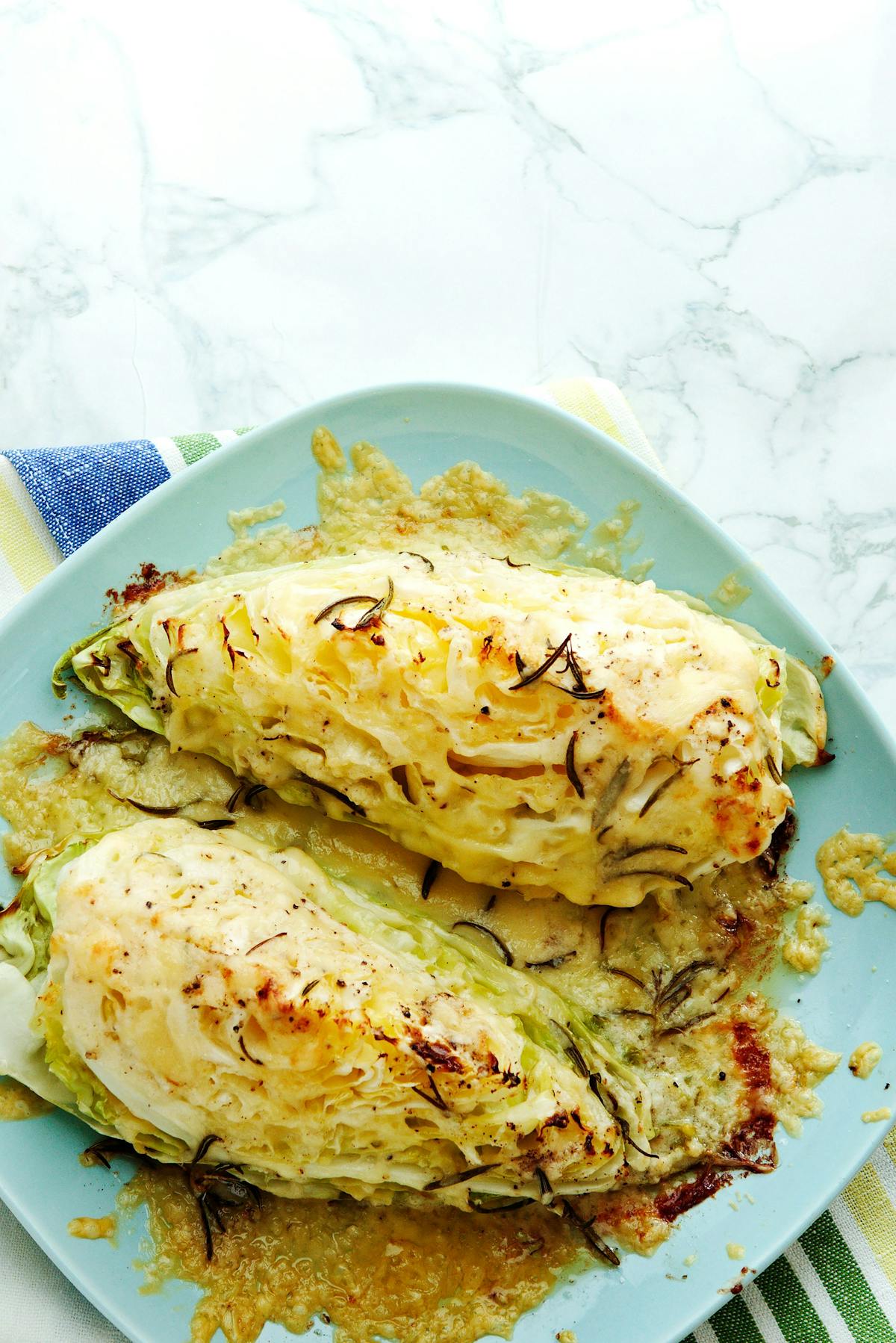 Roasted pointed cabbage with mozzarella cheese