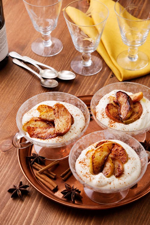 Low carb cinnamon apples with vanilla whipped cream