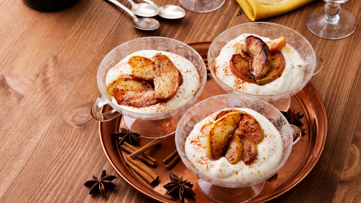 Low-carb cinnamon apples with vanilla sauce