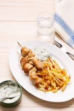 Keto chicken skewers with fries and dip