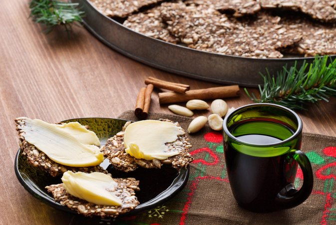 Low carb pumpkin spice crackers