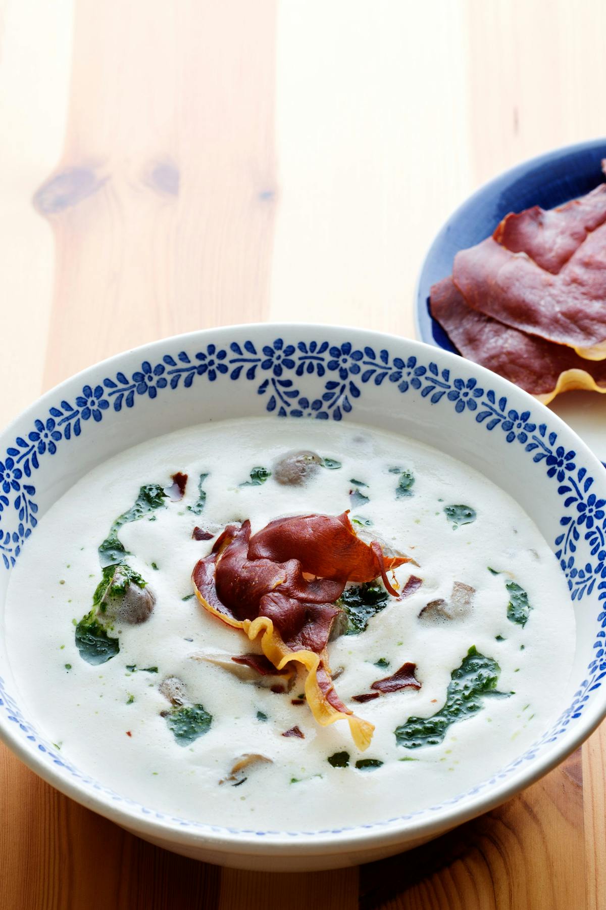 Low carb mushroom soup with Parma-ham chips