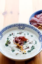 Low-carb mushroom soup with Parma-ham chips