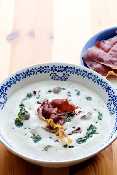 Low carb mushroom soup with Parma-ham chips