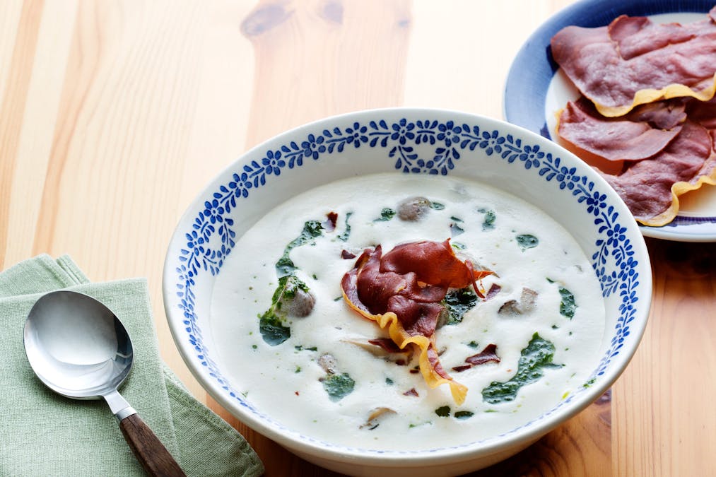 Low carb mushroom soup with Parma-ham chips