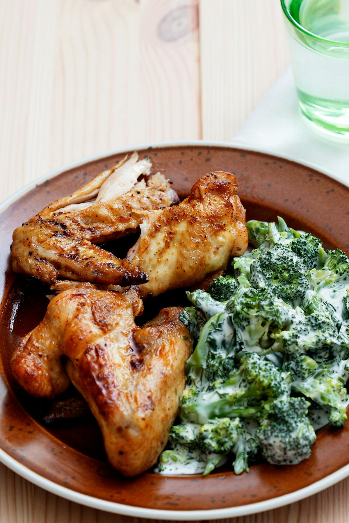 Keto chicken wings with creamy broccoli