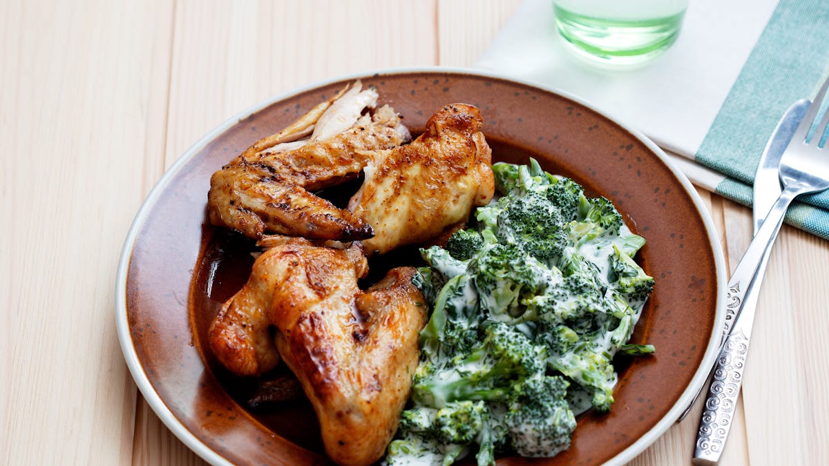 Keto chicken wings with creamy broccoli