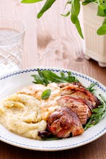 Low-carb bacon-wrapped tenderloin with roasted garlic mash