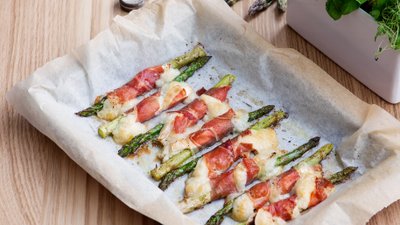 Keto prosciutto-wrapped asparagus with goat cheese