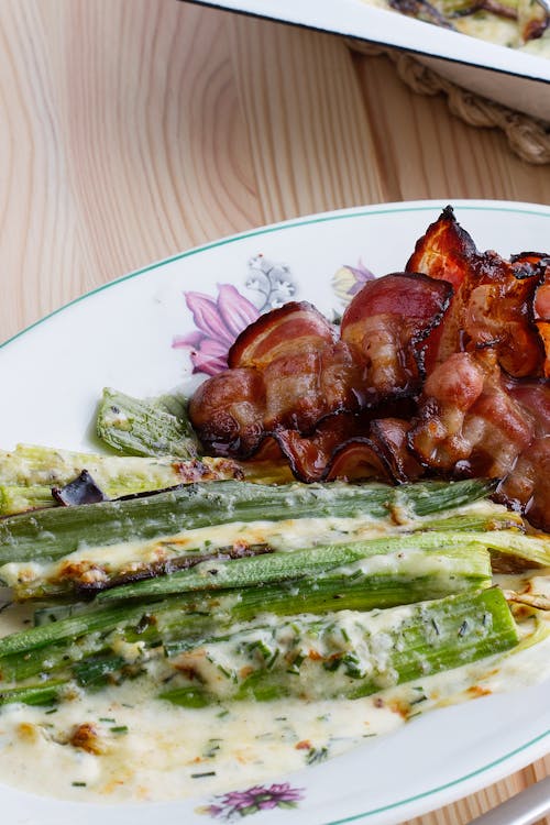 Bacon with creamy leeks au gratin