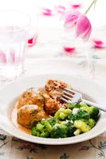 Italian chicken meatballs with cream sauce and broccoli