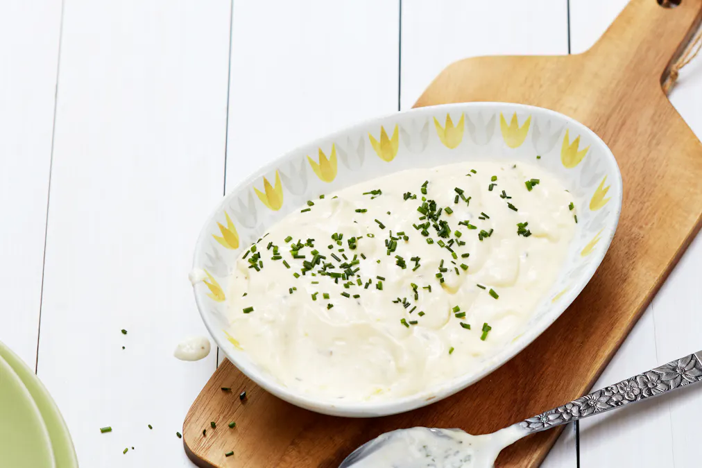 Cottage cheese sauce with chives