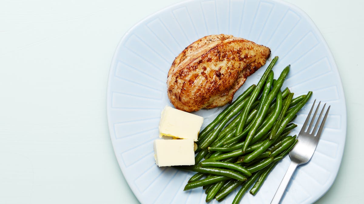Keto chicken and green beans plate