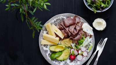 Keto roast beef and cheddar plate